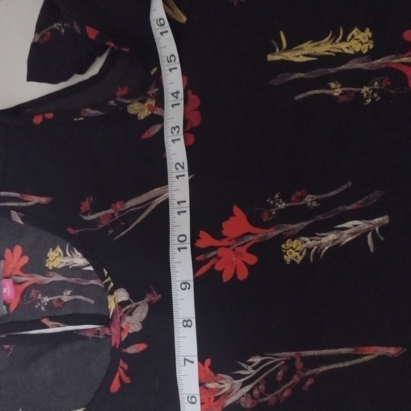 VINCE Camuto Cold-Shoulder Bell-Sleeve Black Top size medium flower print - Picture 8 of 9